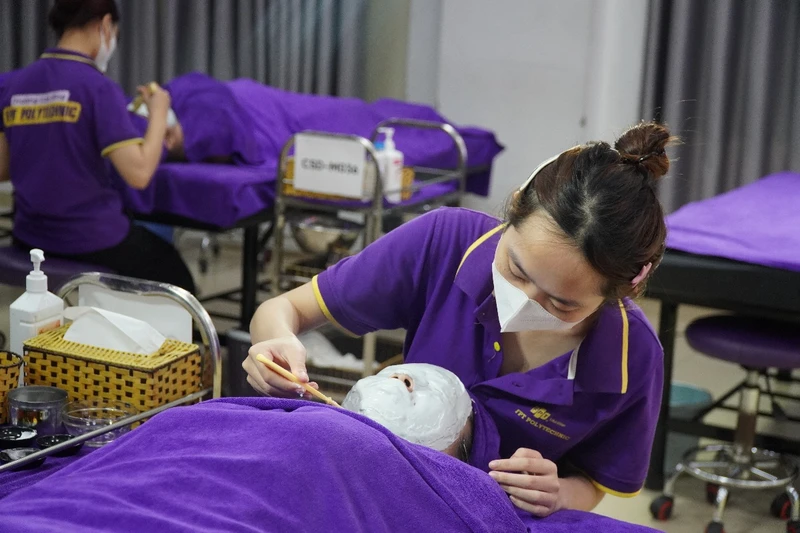 Thí sinh tranh tài chăm sóc sức khỏe trong khuôn khổ cuộc thi.