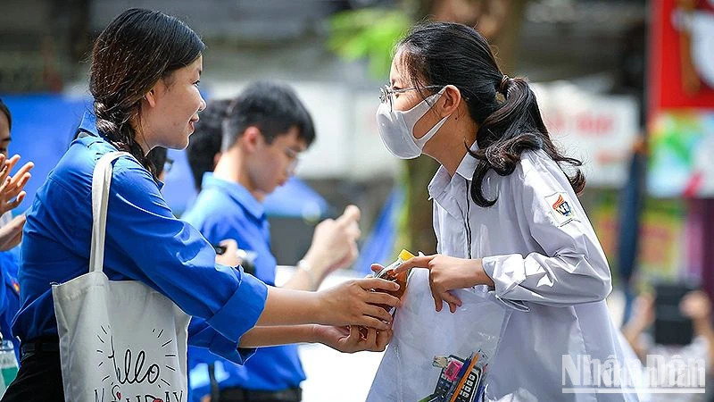 Tình nguyện viên chương trình "Tiếp sức mùa thi" hỗ trợ thí sinh trong kỳ thi tốt nghiệp trung học phổ thông.
