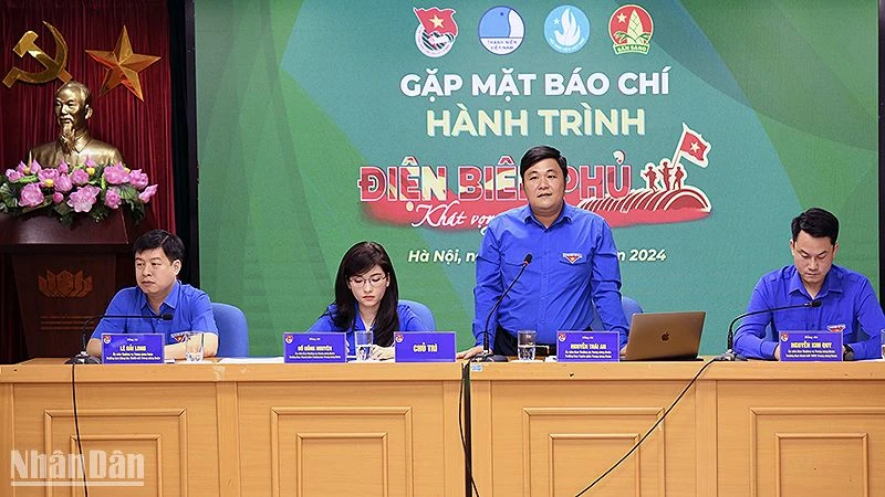 Trưởng Ban Tuyên giáo Trung ương Đoàn Nguyễn Thái An (đứng) và các Phó Chủ tịch Thường trực Hội Liên hiệp Thanh niên Việt Nam, Hội Sinh viên Việt Nam, Hội đồng Đội Trung ương trao đổi thông tin về Hành trình. 