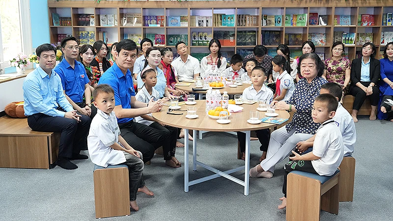 Các đồng chí Trương Mỹ Hoa, Bùi Quang Huy và đại diện các bộ, ngành, đoàn thể liên quan cùng thiếu nhi tại công trình. 