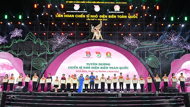 Các đồng chí Bùi Quang Huy, Ủy viên dự khuyết Trung ương Đảng, Bí thư thứ nhất Trung ương Đoàn và Nguyễn Phạm Duy Trang, Bí thư Trung ương Đoàn, Chủ tịch Hội đồng Đội Trung ương trao Bằng khen tặng các "Chiến sĩ nhỏ Điện Biên" toàn quốc năm 2024.