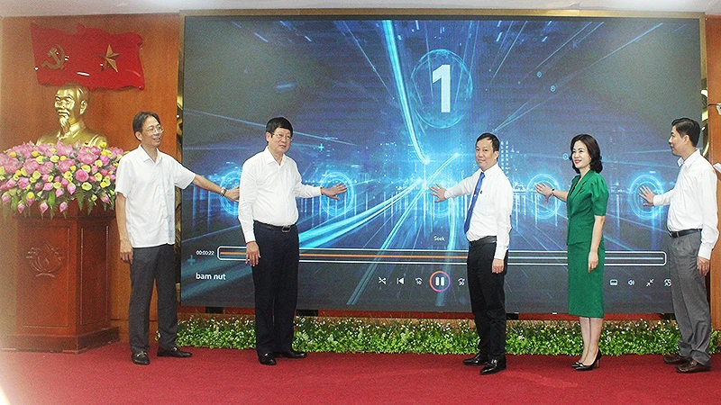 Các đại biểu thực hiện nghi thức phát động Cuộc thi viết "Vượt lên số phận" lần thứ 7.