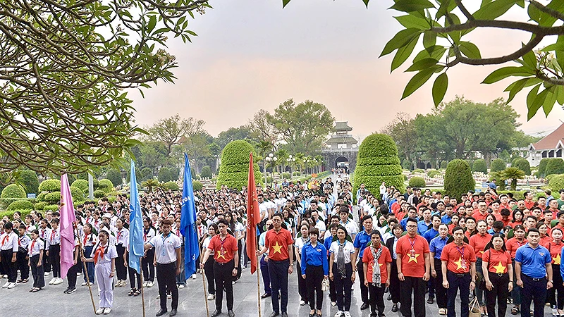 Trong không khí trang nghiêm, các đoàn Hành trình hội quân tại Nghĩa trang Liệt sĩ quốc gia A1. 