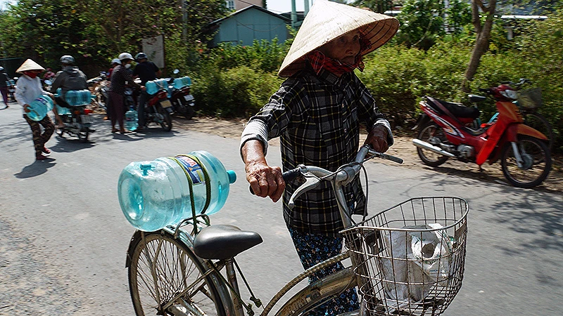 Bà con nhân dân Bến Tre hồ hởi nhận nước sạch từ chương trình.