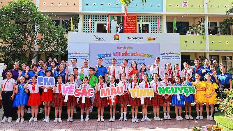 Đại diện Hội đồng Đội Trung ương và các đơn vị liên quan cùng thiếu nhi địa phương tại Lễ phát động "Ngày hội sắc màu" năm 2024.