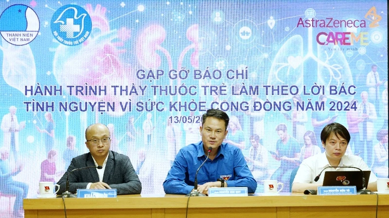Phó Chủ tịch Thường trực Hội Liên hiệp Thanh niên Việt Nam Nguyễn Kim Quy (áo xanh) thông tin về Hành trình. 