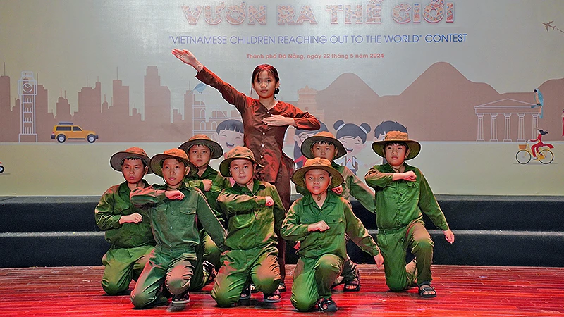 Các thí sinh "nhí" thể hiện hình tượng Bà mẹ Việt Nam Anh hùng Lê Thị Dảnh (tức Mẹ Nhu) và 7 Dũng sĩ Thanh Khê.