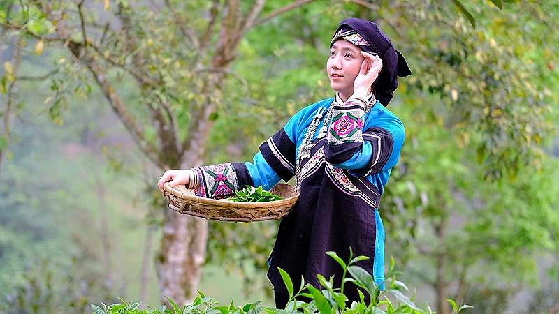 Thí sinh Lồ Phà Tú Anh và bộ trang phục truyền thống dân tộc Bố Y trong tác phẩm dự thi. 