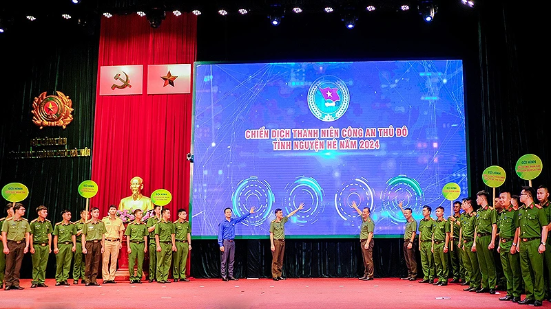Đại điện Đoàn Thanh niên Công an Thành phố Hà Nội và các đơn vị liên quan thực hiện nghi lễ ra quân Chiến dịch.