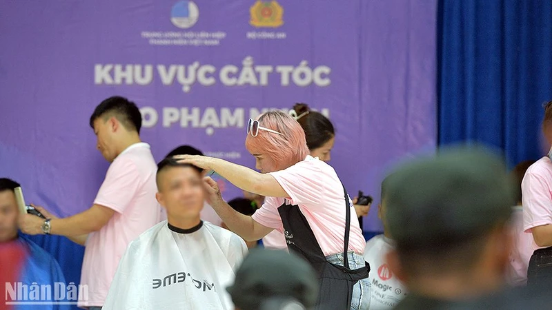 Tình nguyện viên Hội Tóc Hải Phòng cắt tóc cho các phạm nhân trong khuôn khổ chương trình.