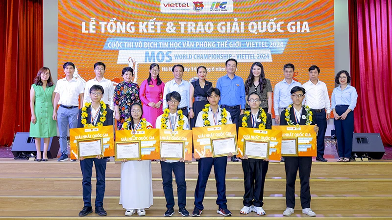 Ban tổ chức trao giải Nhất. 
