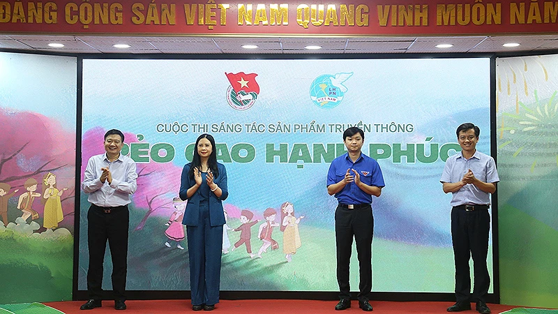 Đại diện Trung ương Đoàn, Trung ương Hội Liên hiệp Phụ nữ Việt Nam và các đơn vị liên quan thực hiện nghi thức phát động Cuộc thi.