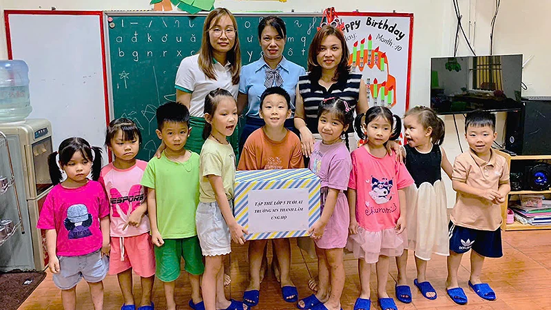 Các cô giáo và học sinh Trường Mầm non Thanh Lâm quyên góp xà phòng sát khuẩn.