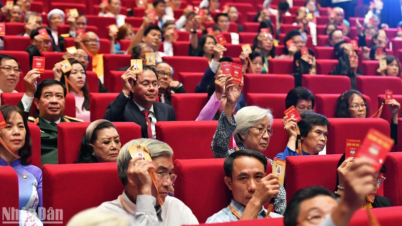 Các đại biểu biểu quyết thông qua danh sách 397 Ủy viên Ủy ban Trung ương Mặt trận Tổ quốc Việt Nam khóa X, nhiệm kỳ 2024-2029 tại Đại hội.