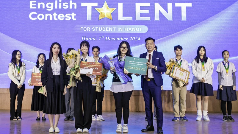 Phó Chủ tịch Hội Sinh viên thành phố Hà Nội Vũ Thị Minh Hằng và đại diện những đơn vị liên quan trao giải nhất cá nhân tặng các thí sinh xuất sắc ở 2 bảng đấu.