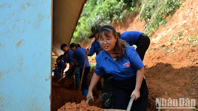 Đoàn viên, thanh niên tình nguyện khắc phục hậu quả bão số 3 tại các địa phương vùng cao.