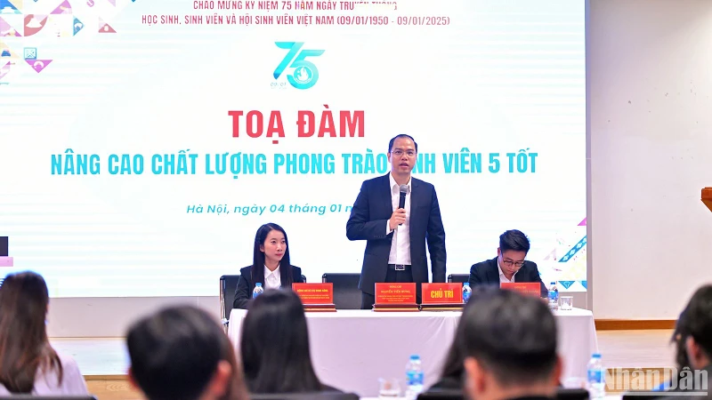 Phó Bí thư Thành đoàn, Chủ tịch Hội Sinh viên Thành phố Hà Nội Nguyễn Tiến Hưng và đại diện các đơn vị liên quan điều hành Tọa đàm.