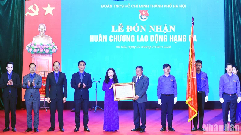 Phó Bí thư Thường trực Thành ủy Hà Nội Nguyễn Văn Phong (thứ 4 từ phải sang) trao Huân chương Lao động hạng Ba tặng các đồng chí đại diện Thành đoàn Hà Nội.