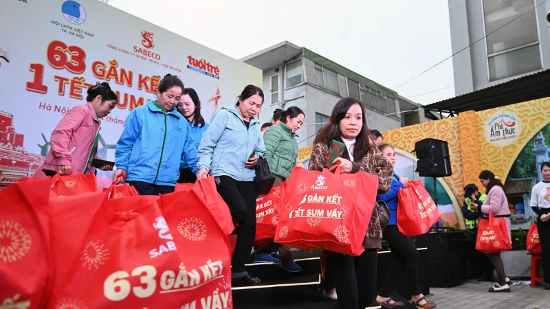 Đông đảo công nhân, người lao động hoàn cảnh khó khăn có mặt tại chương trình.