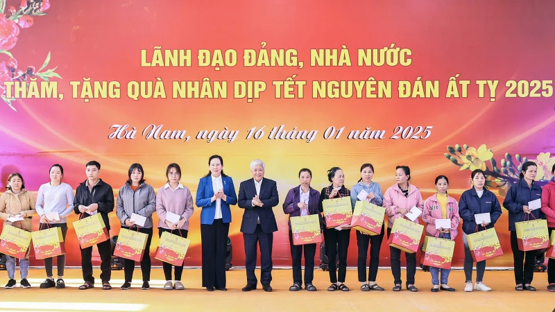 Đồng chí Đỗ Văn Chiến, Ủy viên Bộ Chính trị, Bí thư Trung ương Đảng, Chủ tịch Ủy ban Trung ương Mặt trận Tổ quốc Việt Nam và đại diện lãnh đạo các đơn vị liên quan trao quà tặng người dân có hoàn cảnh khó khăn tại tỉnh Hà Nam.