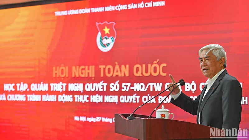 Giáo sư Nguyễn Quân, nguyên Ủy viên Trung ương Đảng, nguyên Bộ trưởng Bộ Khoa học và Công nghệ, trao đổi thông tin với thanh niên tại Hội nghị.