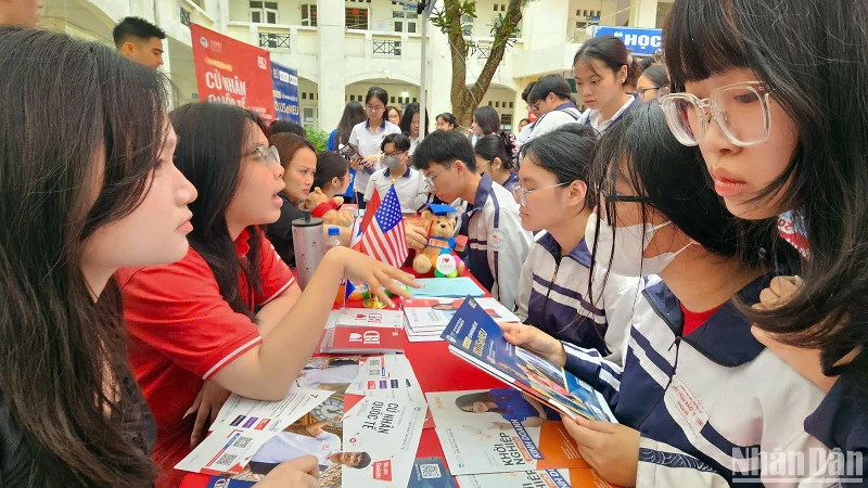 Rất đông học sinh Thủ đô đến tham gia ngày hội để tìm kiếm cơ hội giành học bổng du học.