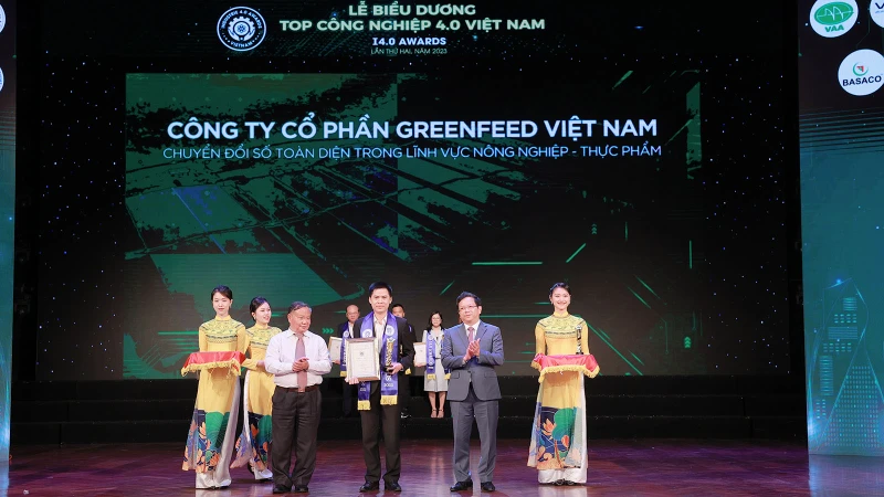 Ban tổ chức biểu dương các doanh nghiệp tại Chương trình lần thứ hai.