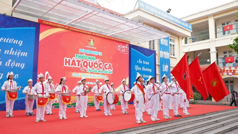 Thiếu nhi Thủ đô hát Quốc ca hưởng ứng Cuộc thi tại buổi lễ.
