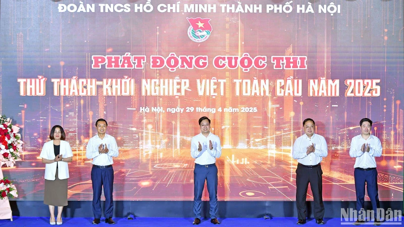 Đại diện Thành đoàn Hà Nội và các đơn vị liên quan thực hiện nghi lễ phát động Cuộc thi "Thử thách khởi nghiệp Việt toàn cầu" năm 2025.