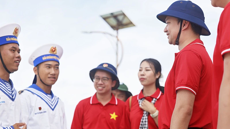 Các thành viên Đoàn công tác "Tuổi trẻ vì biển, đảo quê hương" năm 2025 thăm hỏi, trò chuyện với chiến sĩ huyện đảo Trường Sa (tỉnh Khánh Hòa).