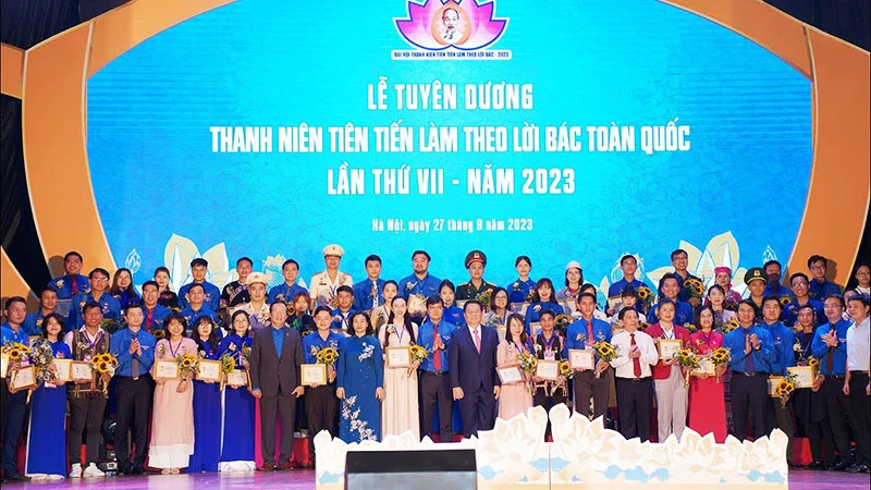 Các đồng chí Lãnh đạo Đảng, Nhà nước, bộ, ngành, đoàn thể trao danh hiệu "Thanh niên tiên tiến làm theo lời Bác" toàn quốc lần thứ VII tặng các gương mặt trẻ xuất sắc năm 2023.