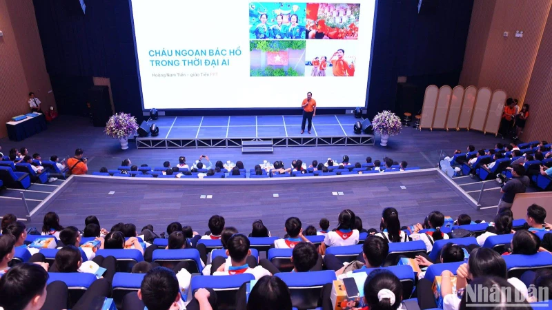 Ông Hoàng Nam Tiến, Thành viên Hội đồng sáng tạo Tập đoàn FPT, Phó Chủ tịch Hội đồng Trường Đại học FPT chia sẻ tham luận "Cháu ngoan Bác Hồ trong thời đại AI" trước hàng trăm đại biểu dự Đại hội.
