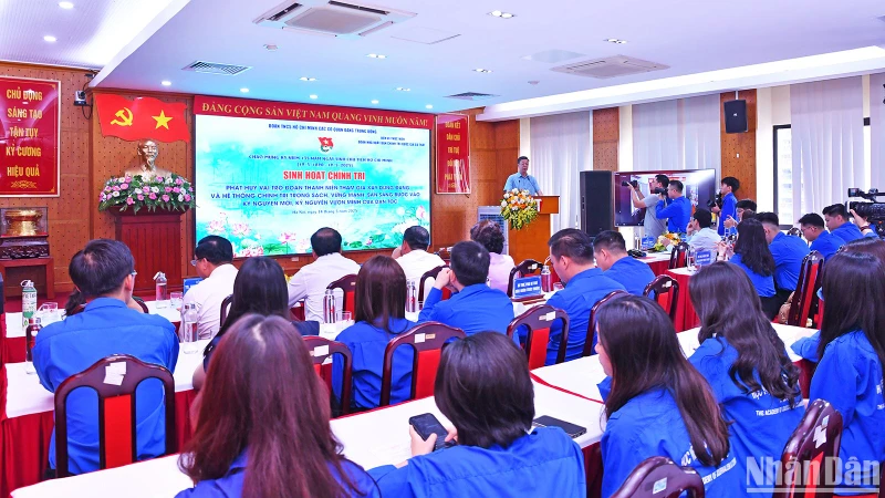 Đoàn viên, thanh niên các cơ quan Đảng Trung ương lắng nghe các diễn giả trình bày ý kiến, tham luận tại chương trình.