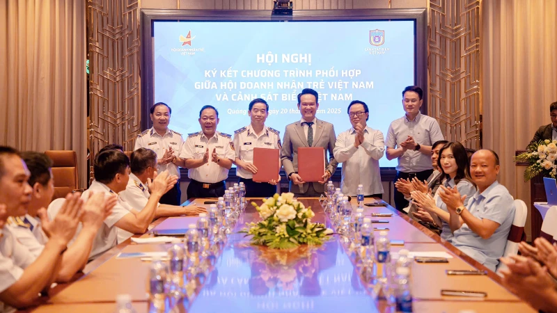 Đại diện 2 bên trao biên bản ký kết hợp tác.