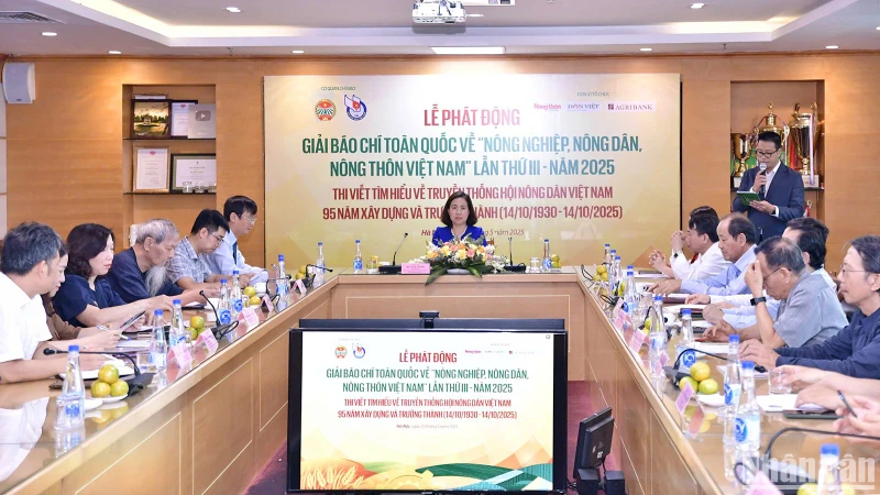 Phó Chủ tịch Hội Nông dân Việt Nam Bùi Thị Thơm chủ trì Lễ phát động Giải báo chí toàn quốc về "Nông nghiệp, nông dân, nông thôn Việt Nam" lần thứ 3.