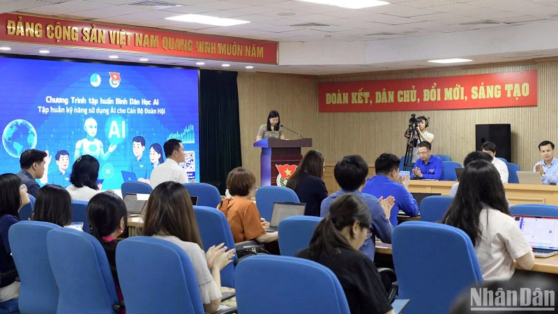 Đông đảo bạn trẻ tham gia chương trình tại đầu cầu trụ sở Trung ương Đoàn (Hà Nội).