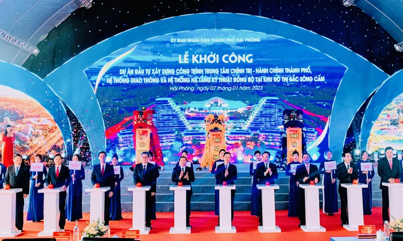 Đồng chí Võ Văn Thưởng cùng các đại biểu nhấn nút khởi công Dự án đầu tư xây dựng Trung tâm Chính trị-Hành chính thành phố Hải Phòng.