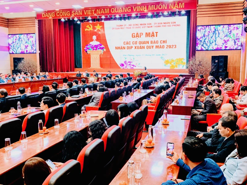 Quang cảnh cuộc gặp mặt của Thành ủy, Hội đồng nhân dân, Ủy ban nhân dân, Ủy ban Mặt trận Tổ quốc Việt Nam thành phố Hải Phòng với các cơ quan báo chí.