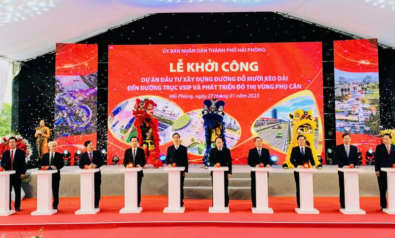 Các đại biểu nhấn nút khởi công dự án đầu tư xây dựng đường Đỗ Mười kéo dài.