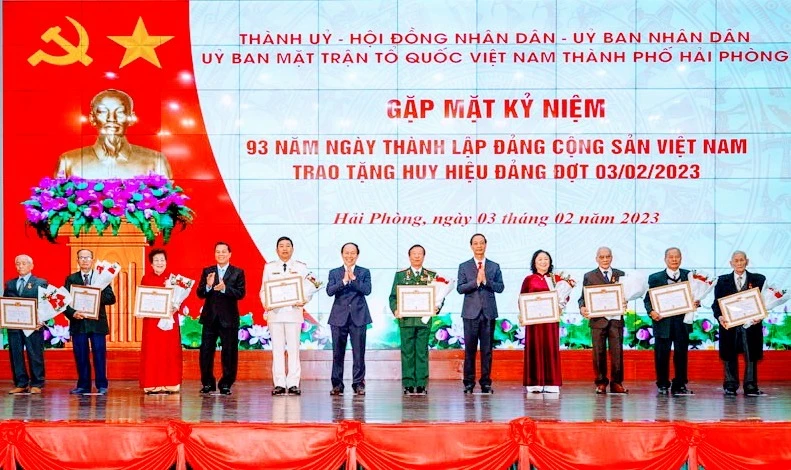 Trao Huy hiệu Đảng tặng các đảng viên.