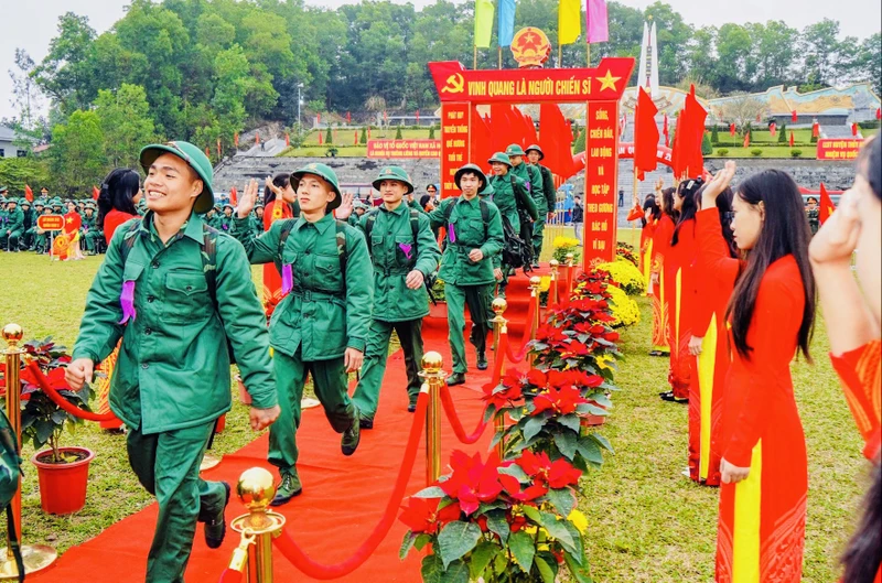 Các tân binh hăng hái lên đường làm nghĩa vụ bảo vệ Tổ quốc. (Ảnh: Cổng thông tin điện tử Hải Phòng)