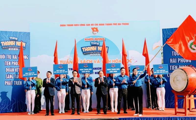 Bí thư Thành ủy Hải Phòng Lê Tiến Châu cùng các đại biểu thực hiện nghi thức khởi động Tháng Thanh niên Hải Phòng năm 2023.