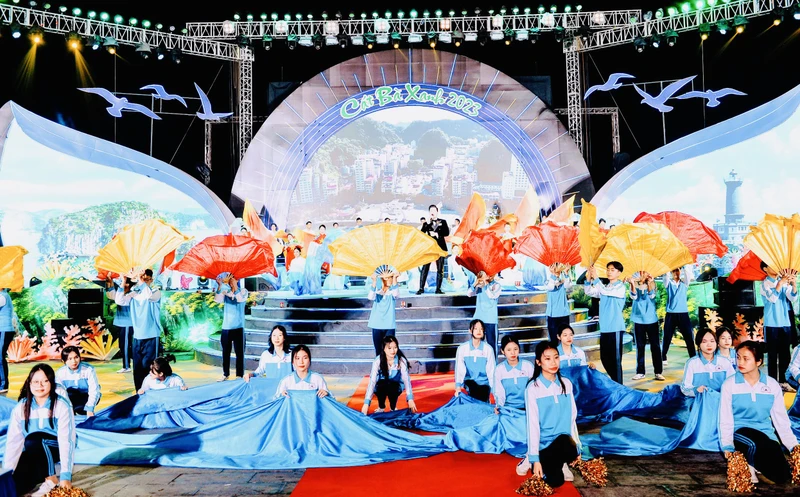 Quang cảnh khai mạc du lịch Cát Bà 2023.
