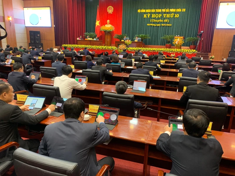 Các đại biểu biểu quyết thông qua quyết định dừng chủ trương xây dựng 2 tòa chung cư Vạn Mỹ cao 36 tầng.