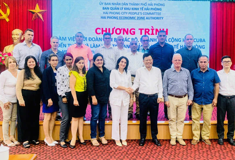 Đoàn cán bộ các bộ, ngành của Cộng hòa Cuba làm việc tại Ban Quản lý Khu Kinh tế Hải Phòng.