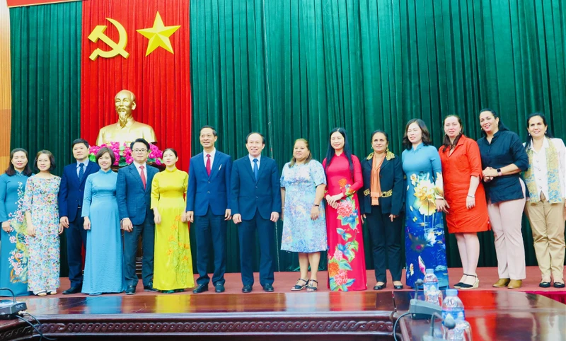 Lãnh đạo thành phố Hải Phòng chụp ảnh lưu niệm với Đoàn đại biểu cấp cao Hội Liên hiệp Phụ nữ nước Cộng hòa Cuba.