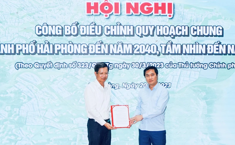 Thứ trưởng Xây dựng Nguyễn Tường Văn trao Quyết định điều chỉnh quy hoạch chung thành phố cho lãnh đạo Ủy ban nhân dân thành phố Hải Phòng.