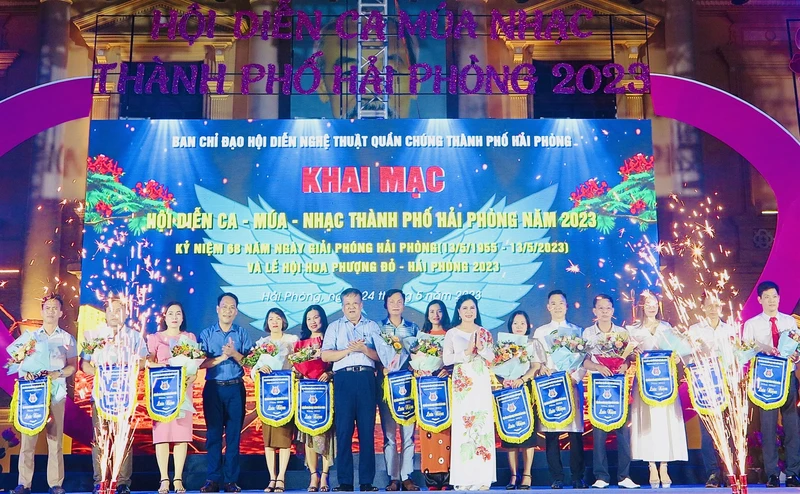 Ban Tổ chức trao cờ lưu niệm tặng các đơn vị tham gia hội diễn.