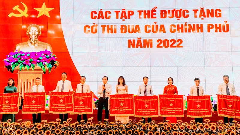 Trao cờ thi đua của Chính phủ tặng 9 tập thể có thành tích xuất sắc năm 2022.