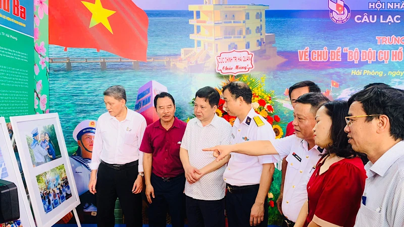 Các đại biểu xem trưng bày giới thiệu ảnh "Bộ đội Cụ Hồ- Người chiến sĩ hải quân".